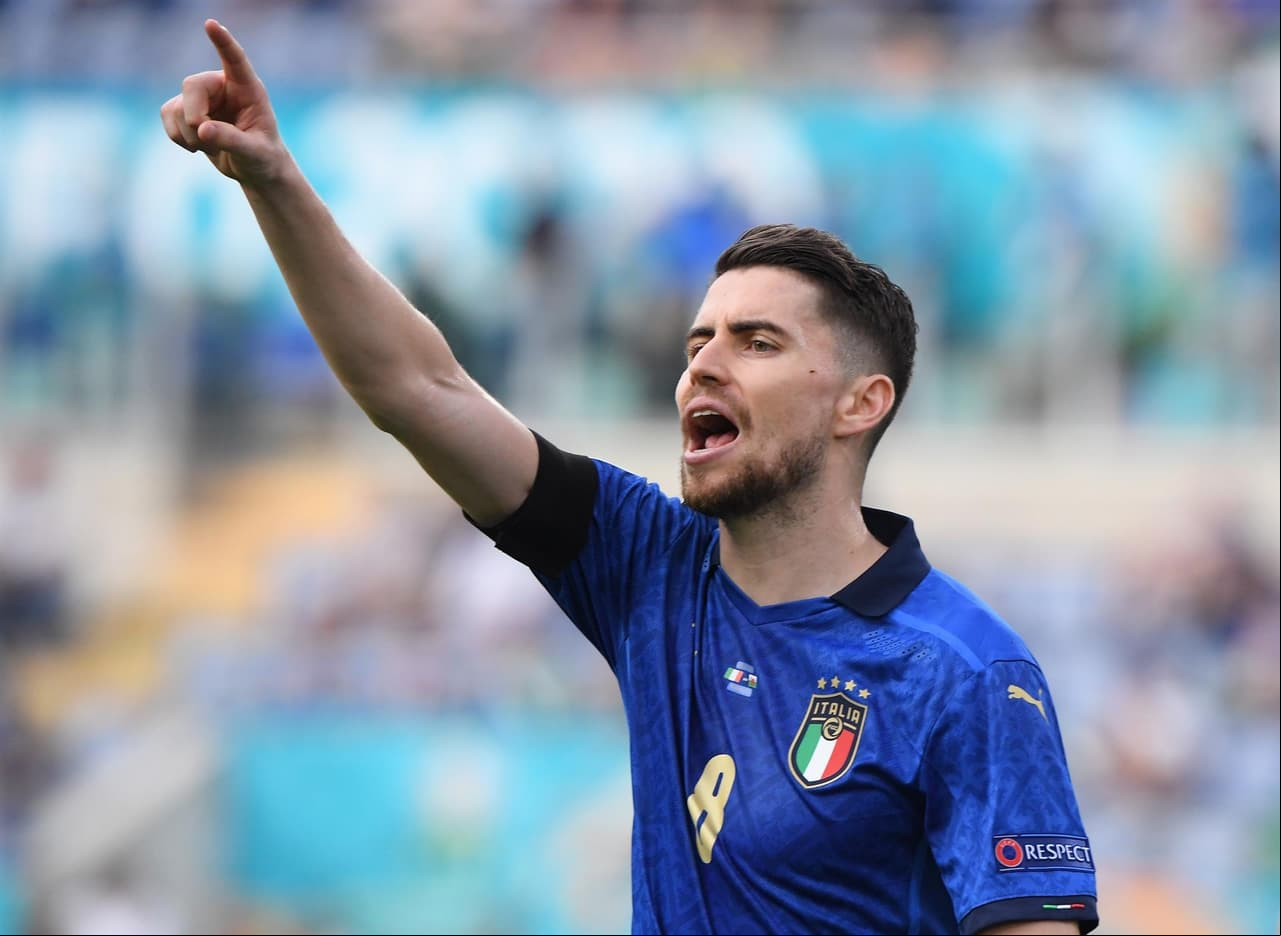 Italia derrota por la mínima a la selección de Gales en la última jornada del Grupo A en la Euro 2020. El único tanto del encuentro fue por parte de Matteo Pessina al minuto 39, lo que hace que la escuadra 'Azzurra' sea el primero de grupo y cumplan 1,000 minutos sin haber perdido un encuentro.