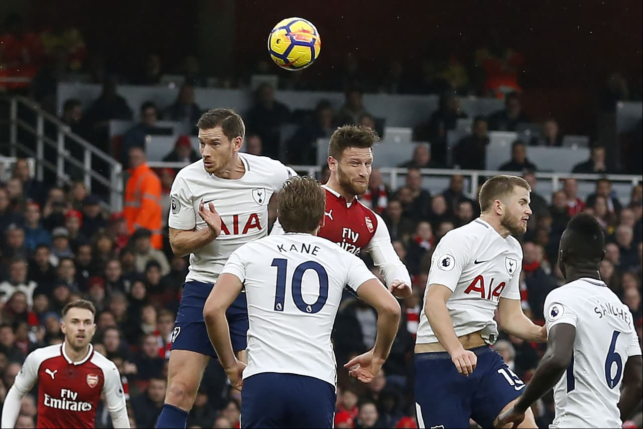 Al minuto 36, Shkodran Mustafi aprovechó un centro de Mesu Ozil luego de una falta para poner de cabezazo el 1-0 ante la impotencia de Hugo Llodris.
