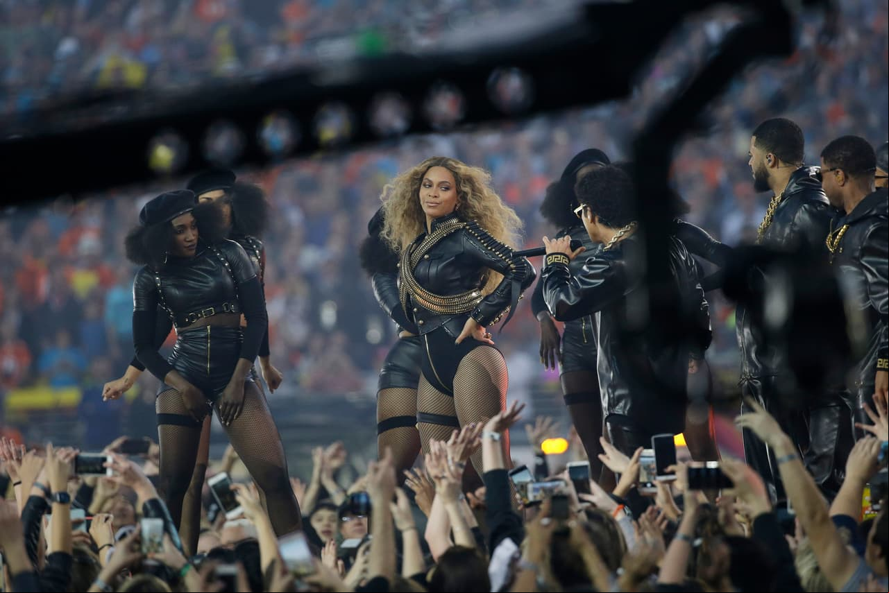 Disfruta de más imágenes del Medio tiempo del Super Bowl 50.