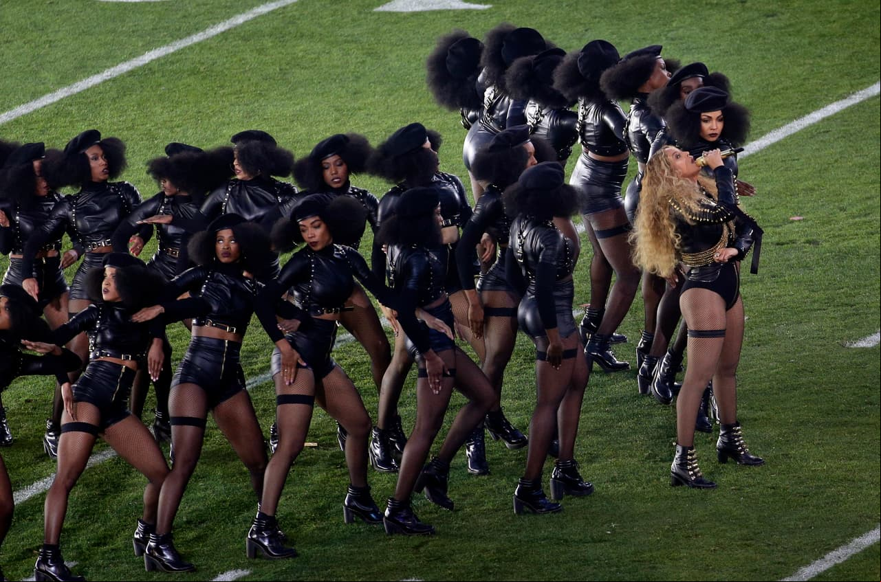 Disfruta de más imágenes del Medio tiempo del Super Bowl 50.