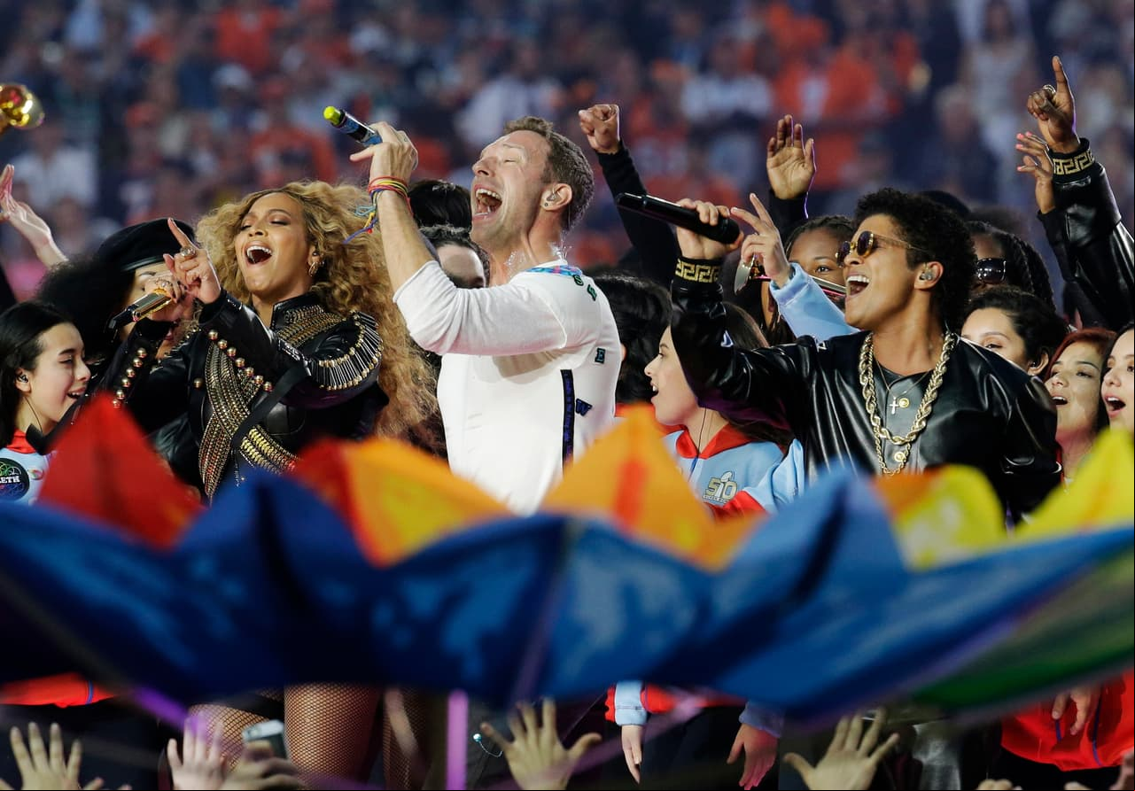 Disfruta de más imágenes del Medio tiempo del Super Bowl 50.