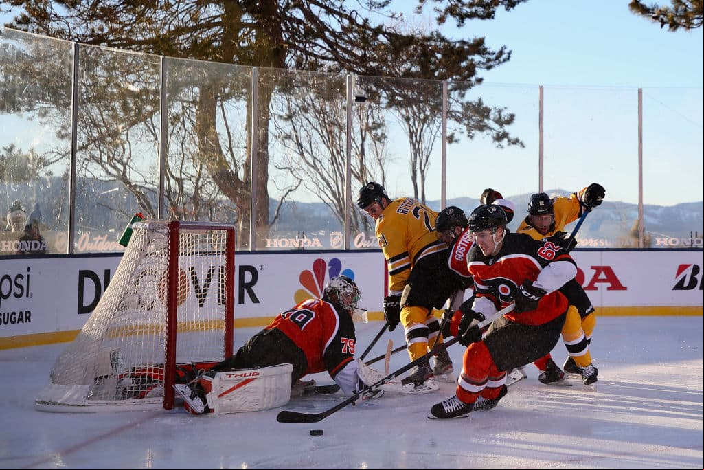 Oficiales determinaron que las condiciones estaban bien para las 7:30 p.m., y el partido entre los 
<a href="https://www.nhl.com/bruins" target="_blank">Boston Bruins</a> y 
<a href="https://tudn.sitiodesbloquea.com/_next/image?url=https://st1.uvnimg.com/f6/5a/0c0b065c44aab750b9c14c6deb16/gettyimages-1303431487.jpg&w=1280&q=75 1280w