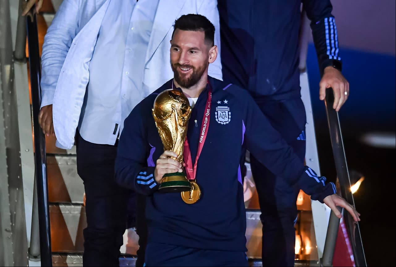 Festejos de la selección argentina en Buenos Aires tras ganar el Mundial Qatar 2022.