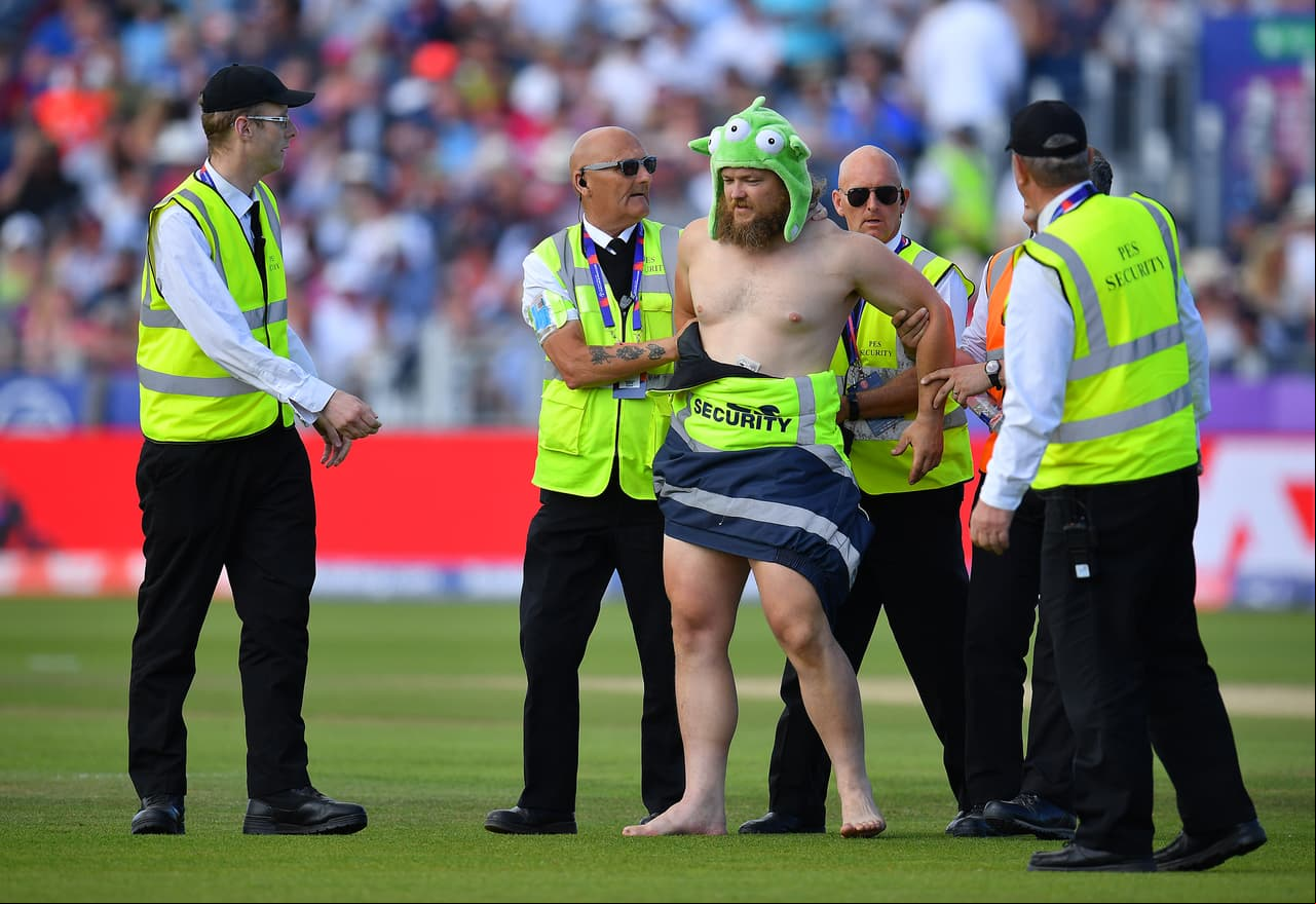 Durante el último partido de Inglaterra en la fase de grupos del Mundial de cricket, ante Nueva Zelanda, uno de los aficionados presentes en el Riverside Ground en Chester-le-Street saltó al campo desnudo para llamar la atención de todos hasta que la seguridad lo derribó y sacó.