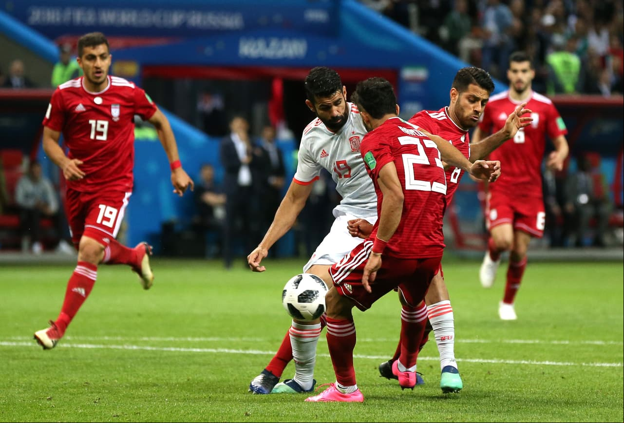 A los 54 minutos, aunque ya España había dado visos de salir por el primer gol, una jugada sin ton ni son en el área acabó con un despeje decificiente de la zaga persa que se estrelló en Diego Costa.