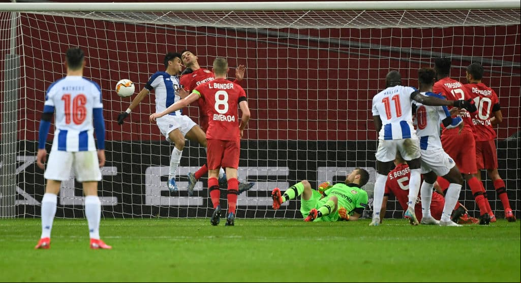 Tras un doble cabezazo en el área del Leverkusen, Luis Díaz logra empujar la pelota en la línea para acortar distancias.