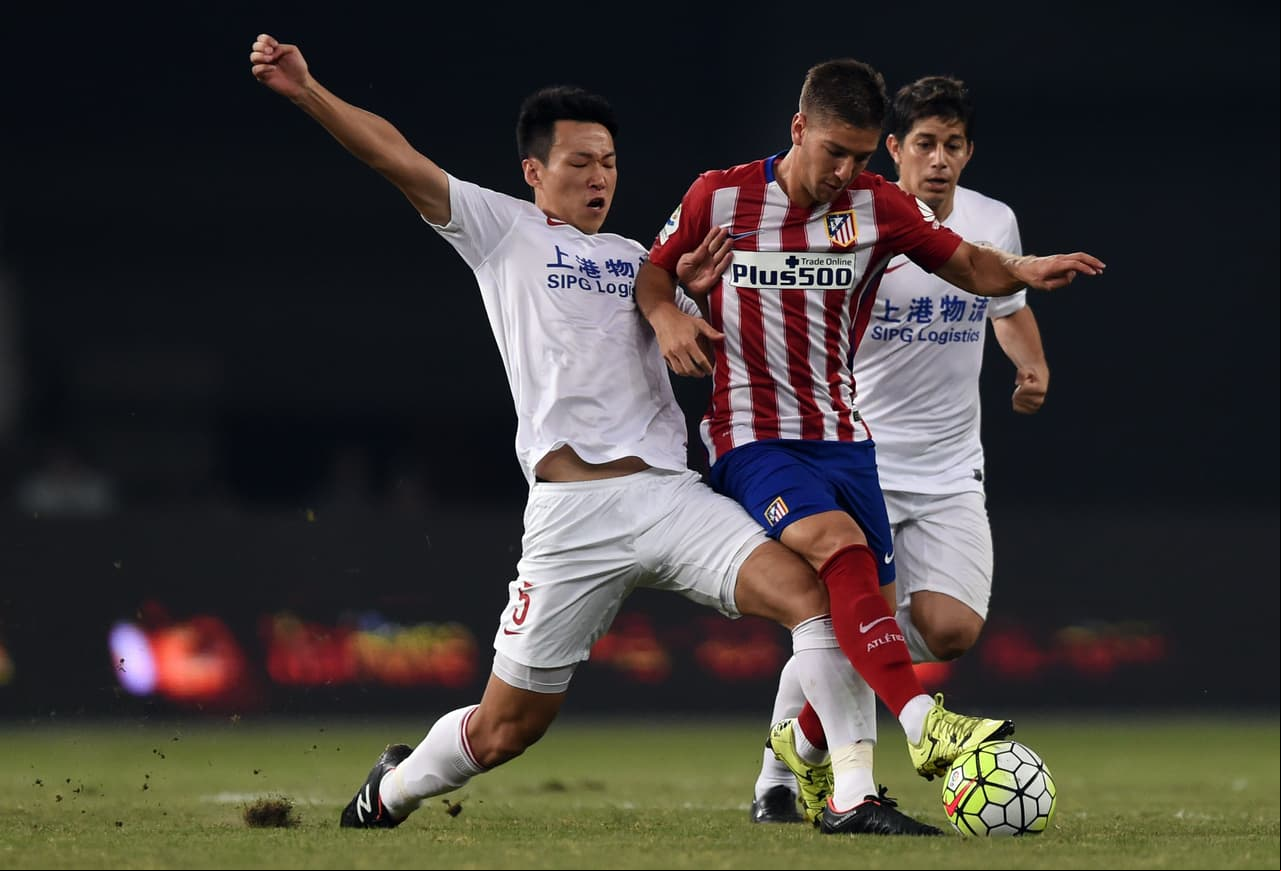 Los Colchoneros del Atlético de Madrid ficharon al argentino Luciano Vietto para fortalecer su ofensiva y ponerlo a jugar junto a Griezmann, Fernando Torres y Jackson Martínez y de paso tapar el hueco que dejan Mandzukic y Raúl Jiménez. El ariete llega de 'romperla' con Villarreal la pasada temporada.