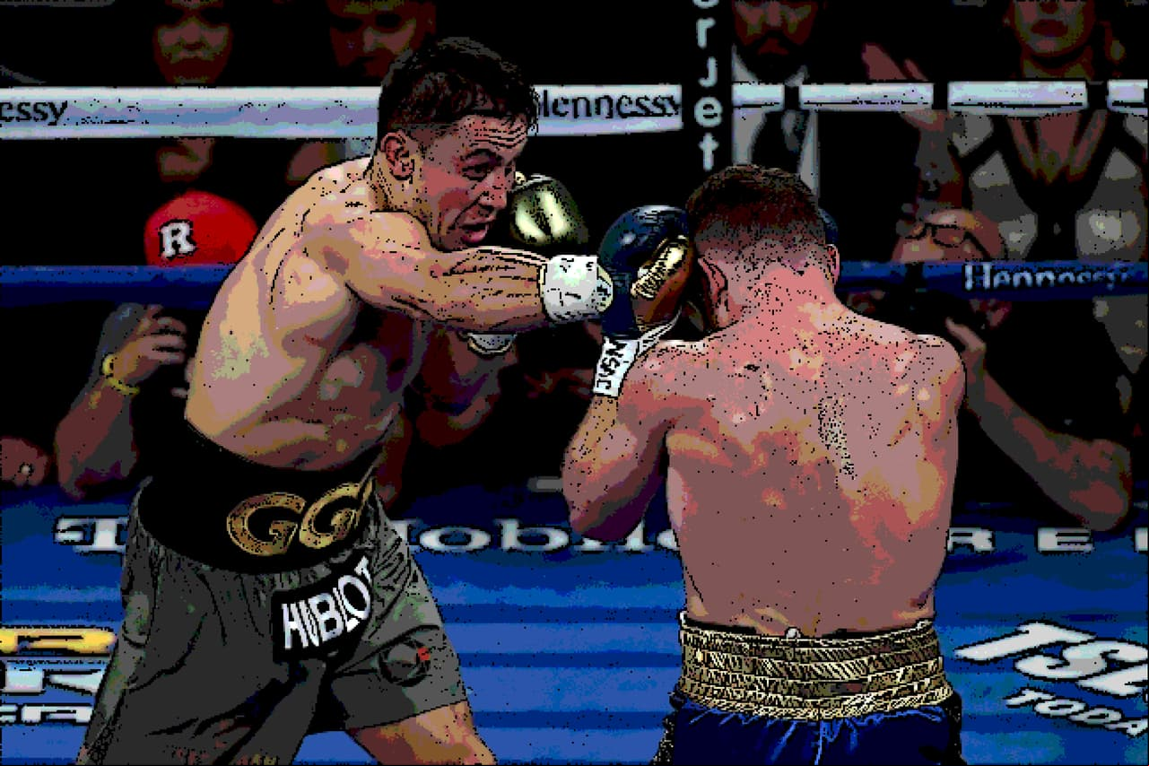 Round 10 - Álvarez dominó el episodio con sus combinaciones, pero se vio claramente exhausto al final del round. 
<br>