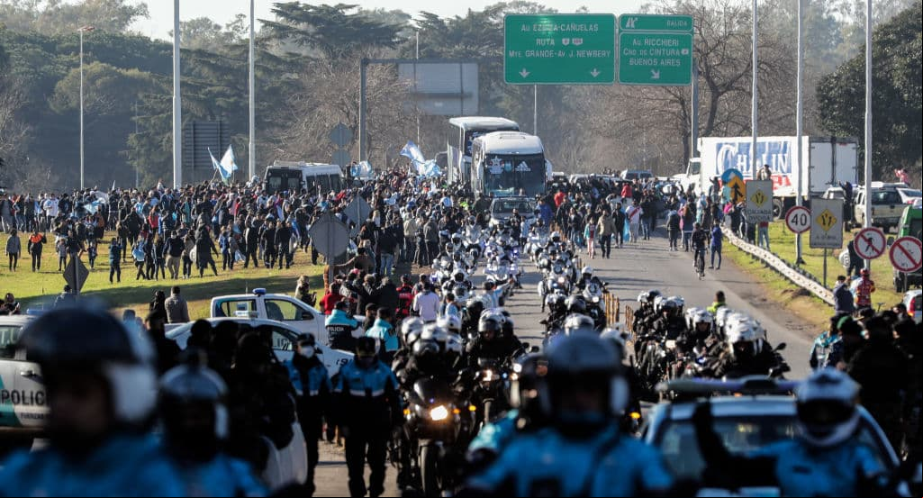 Pese a las restricciones por pandemia, fanáticos llenaron las calles para saludarlos.