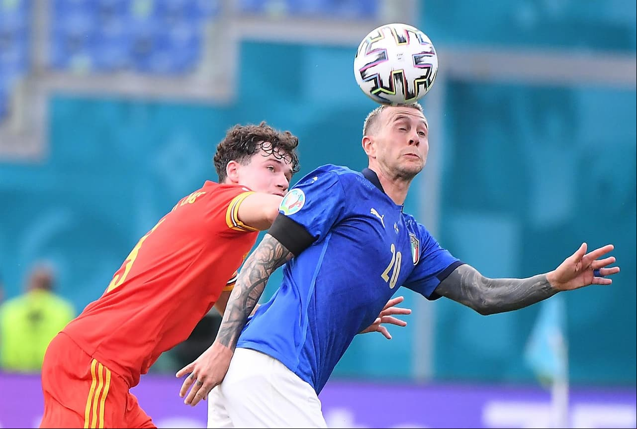 Italia derrota por la mínima a la selección de Gales en la última jornada del Grupo A en la Euro 2020. El único tanto del encuentro fue por parte de Matteo Pessina al minuto 39, lo que hace que la escuadra 'Azzurra' sea el primero de grupo y cumplan 1,000 minutos sin haber perdido un encuentro.