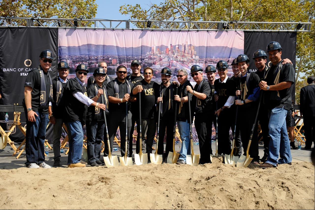 Los dueños de LAFC y personajes asociados con el club inician la excavación ceremonial del Banc of California Stadium.