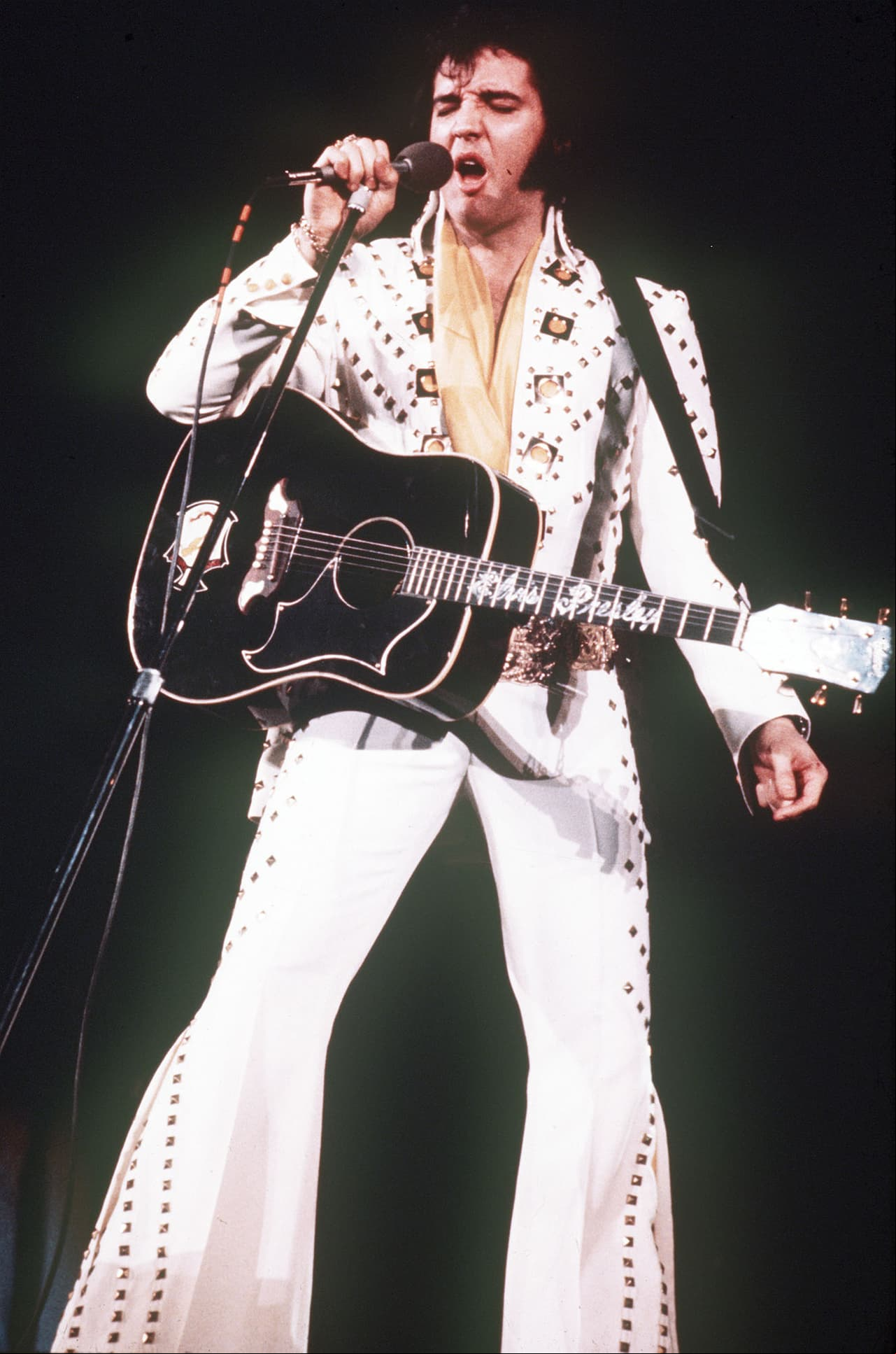 En 1979, Freddie le escribió a Elvis la canción de ‘Crazy Little thing called love’. Fue una forma de tributo hacia él, declaro Brian May, guitarrista de Queen.