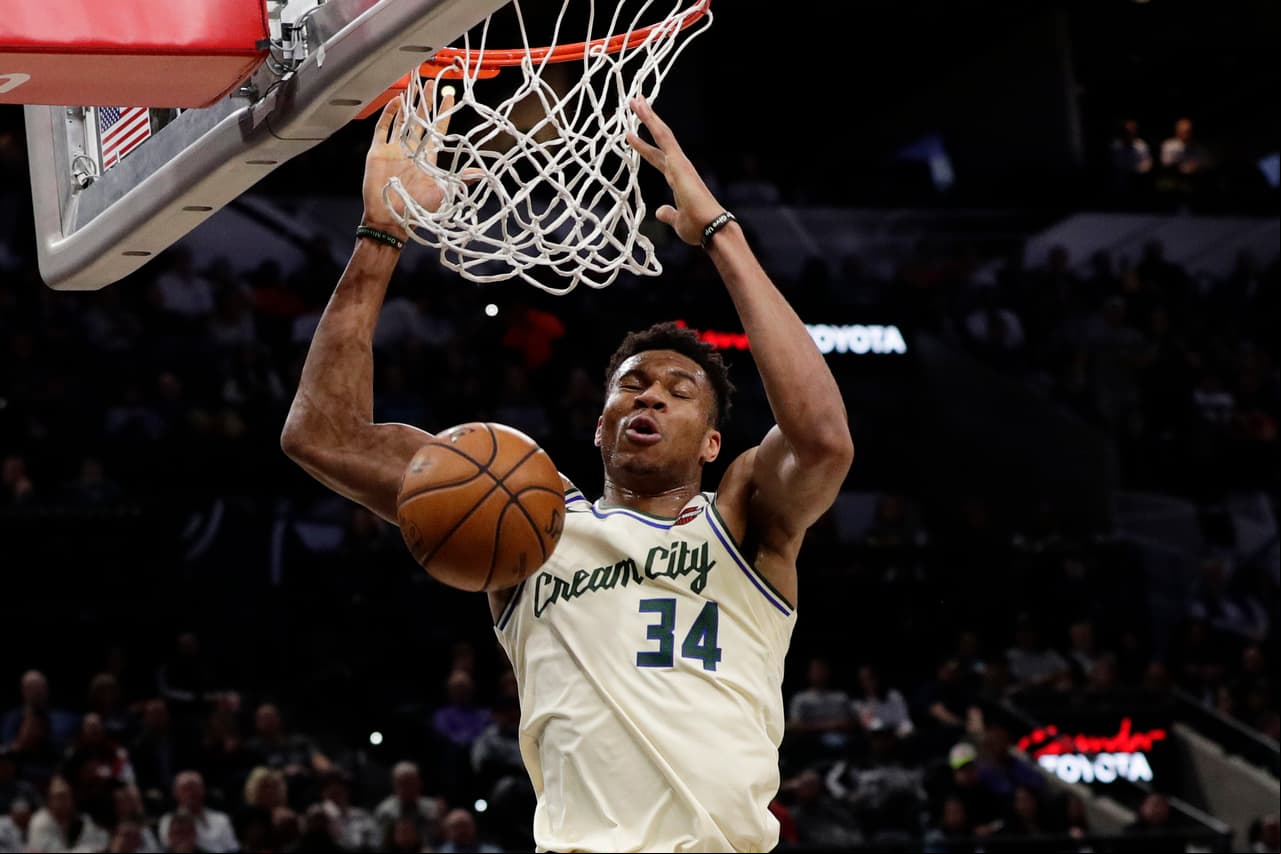 Giannis Antetokounmpo no pudo evitar la derrota de su equipo ante los spurs.