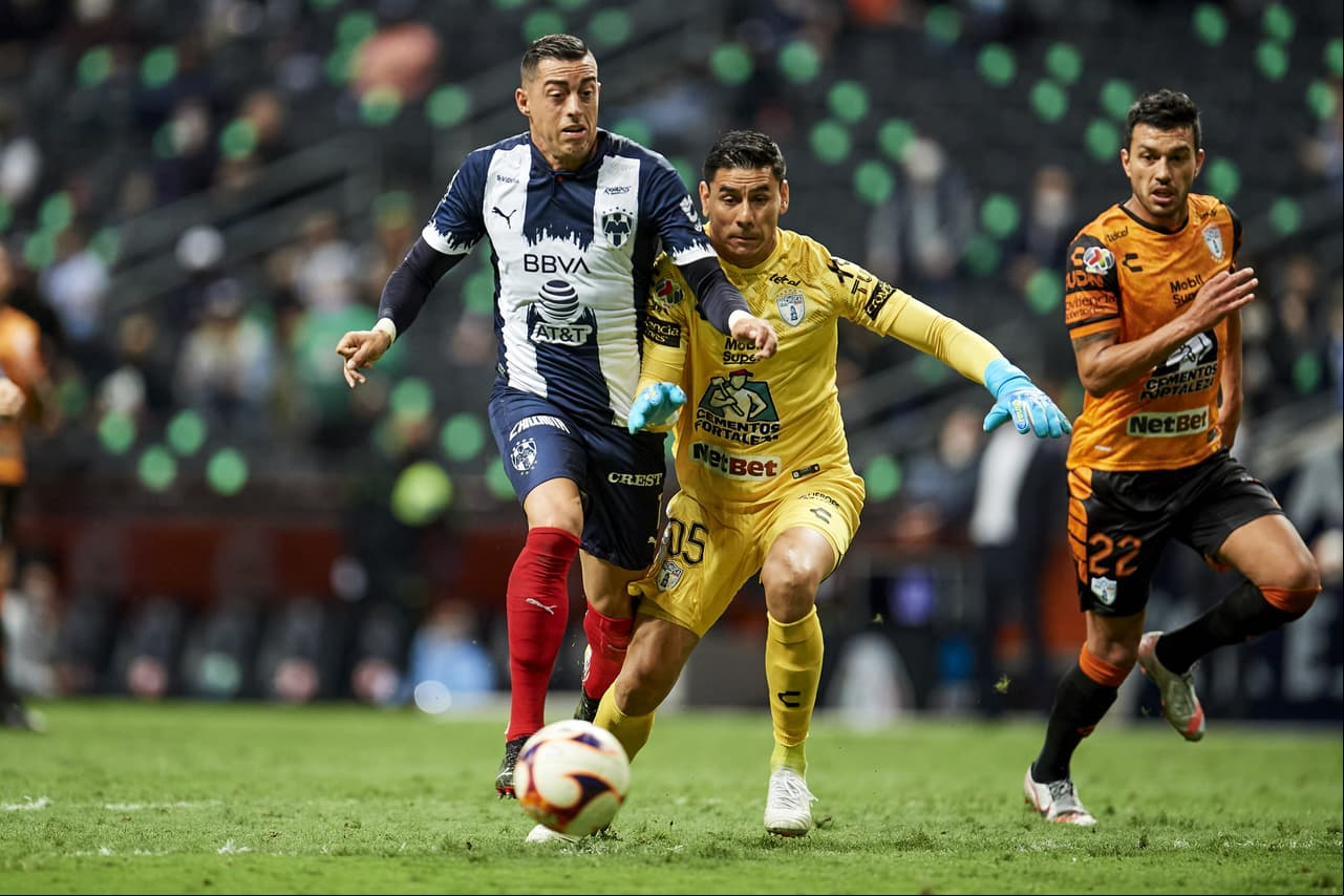 Ustari cometió una falta sobre Funes Mori que primero fue marcada como penalti.