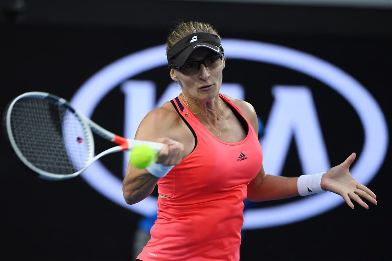 La veterana croata Mirjana Lucic-Baroni, de 34 años, protagonizó la segunda sorpresa de la jornada al imponerse 6-3, 6-2.
