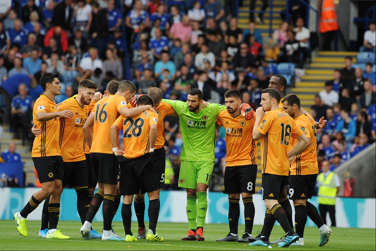 Los Wolves se preparan para iniciar el partido.