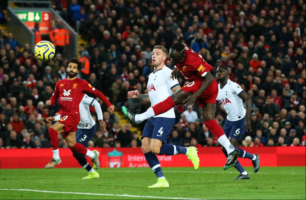 Remate desviado de Sadio Mané que pasa por un costado de la portería.