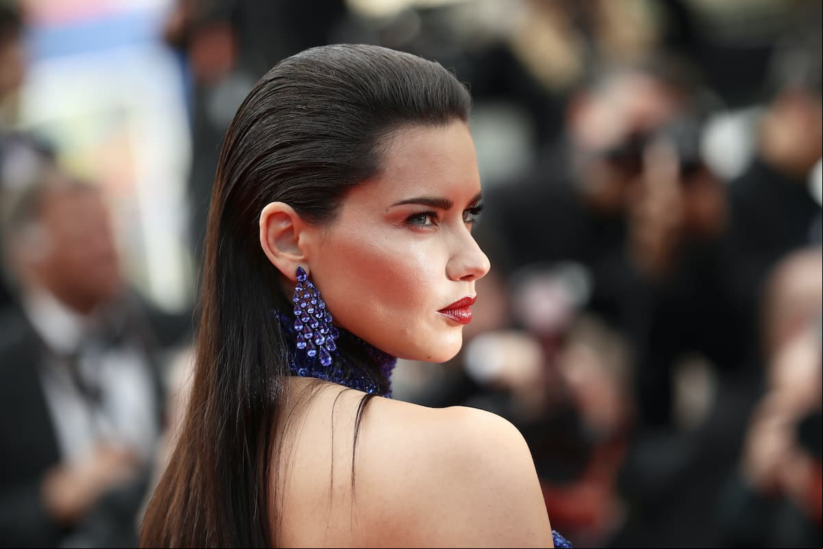 El cabello extra liso es tendencia y hay varias formas de peinarlo para lucir de impacto