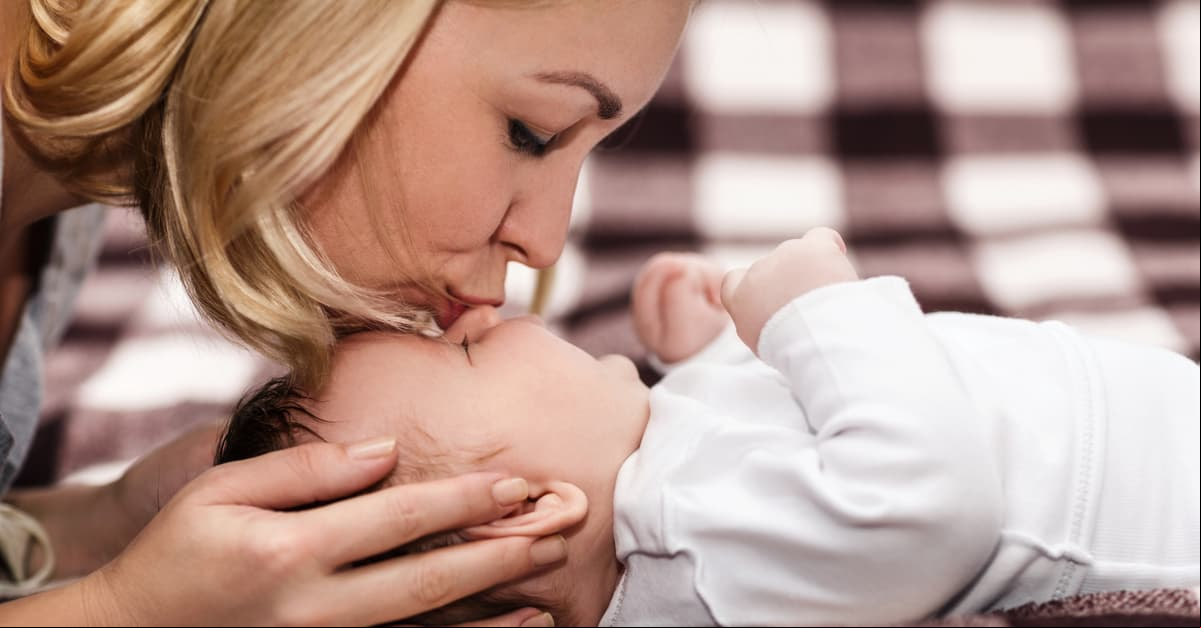 No obligues a tu bebé a saludar de beso: especialistas explican por qué es peligroso