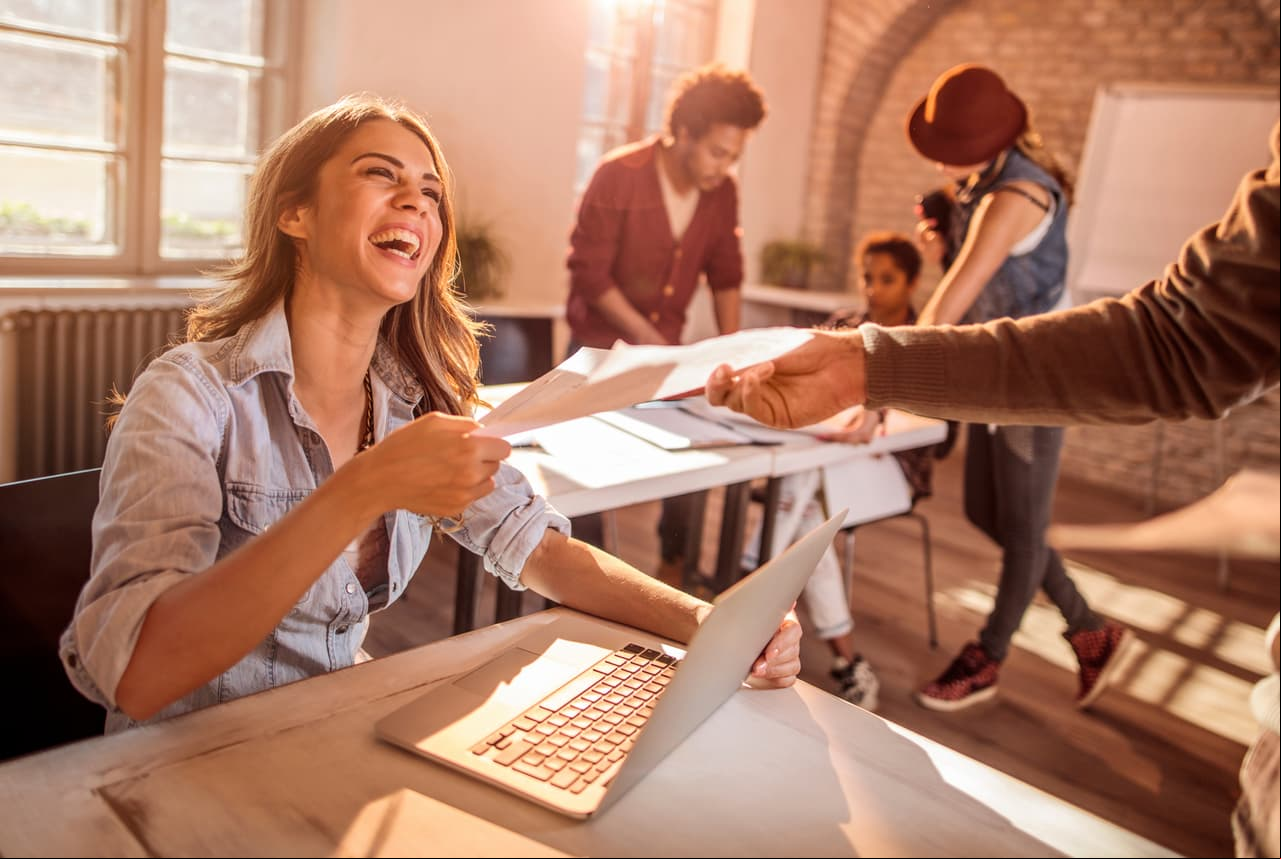 Tener un amigo en el trabajo hará que seas más feliz y productivo, según la ciencia