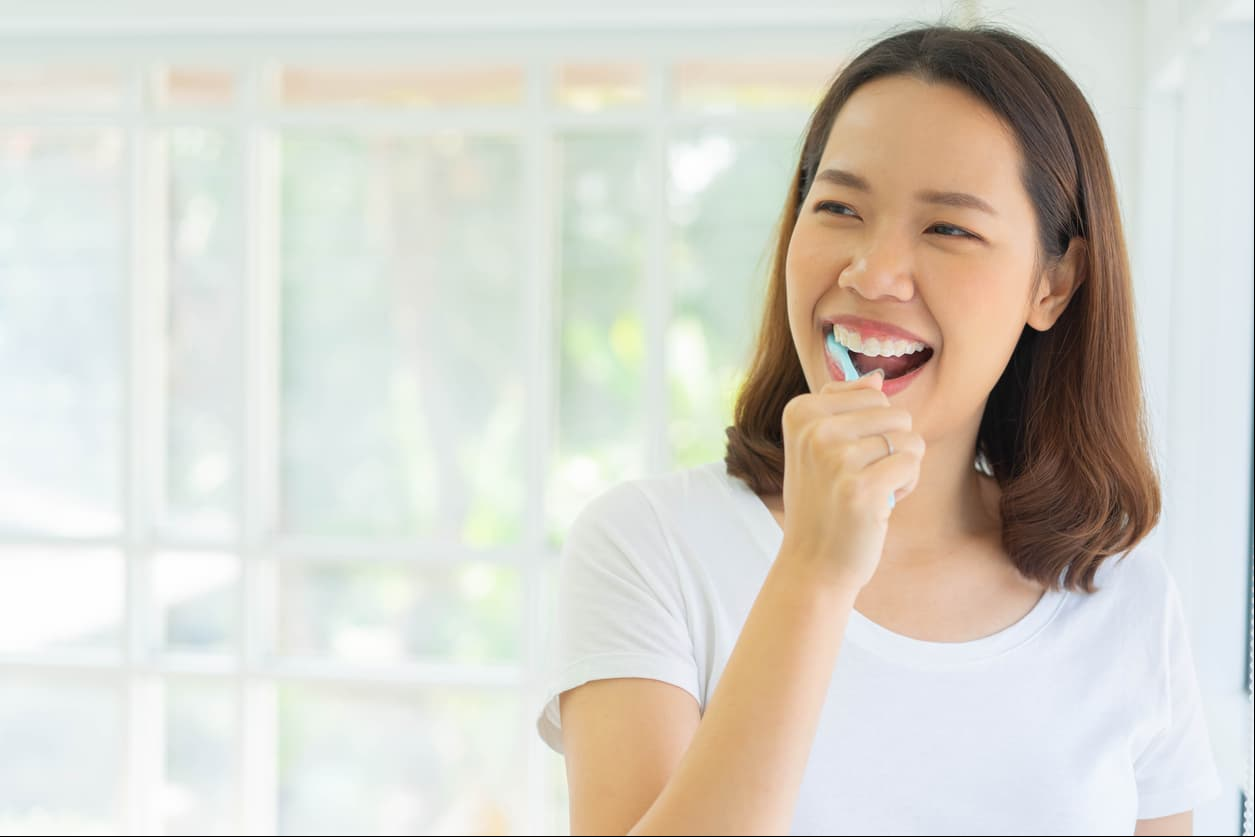 ¿Deberías lavarte los dientes después de tomar café? La ciencia tiene la respuesta