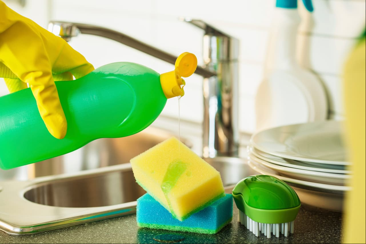 Ahorra dinero en productos de limpieza con estas ideas simples, caseras y efectivas