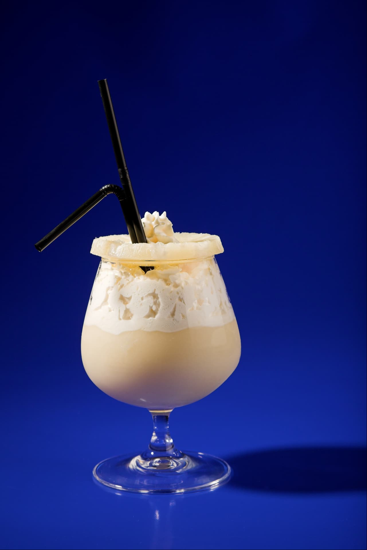 Siéntete en el trópico con este cóctel banana split