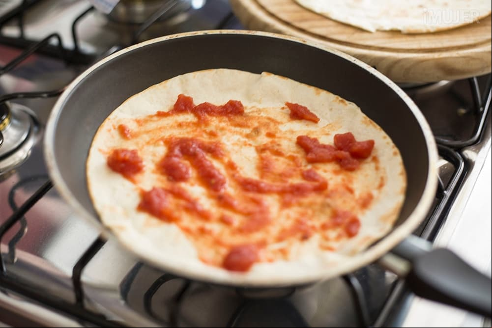 3 ingredientes y 1 sartén, eso es todo lo que necesitas para una masa de pizza rápida y deliciosa: ¡perfecta!