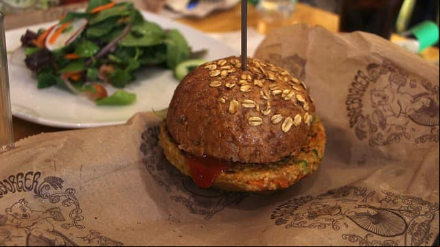 Las hamburguesas gourmet son la tendencia del momento y esto es lo que tienes que saber sobre ellas