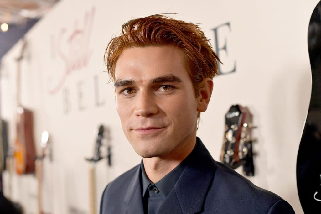 El actor de 'Riverdale', K.J Apa, mostró que toma leche materna en su café (video): ¿por?