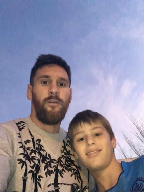 Tiene solo 10 años y consiguió la primera foto de Messi en Rosario