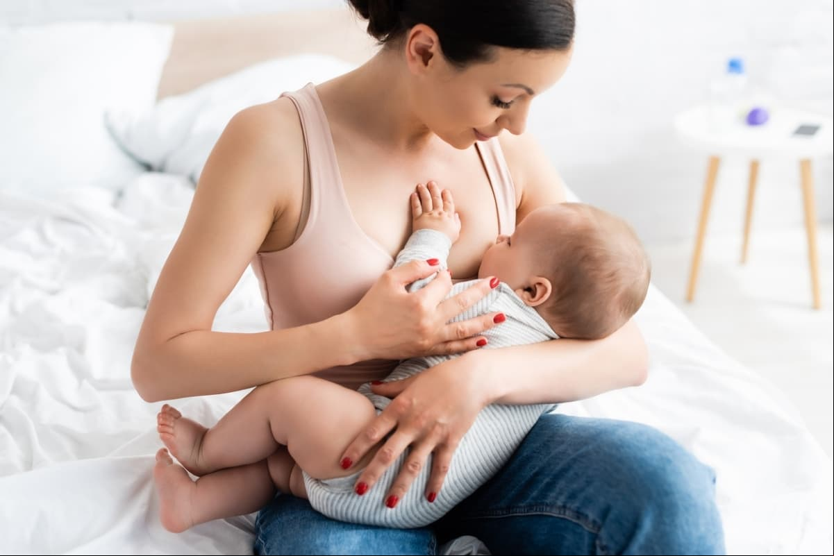 ¿Qué es una almohada de lactancia y cómo usarla? Necesitas una si eres mamá primeriza