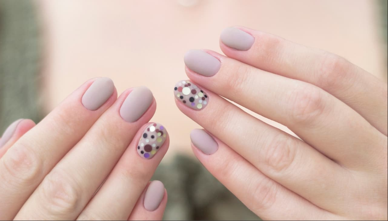 Las piedritas y diamantes también lucen en uñas cortas: 5 diseños sencillos y elegantes