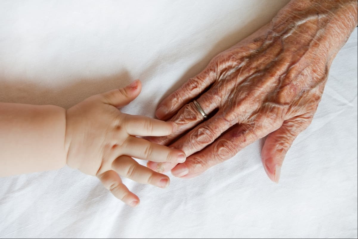No es tu imaginación: los niños sí pueden heredar la personalidad de su abuela materna