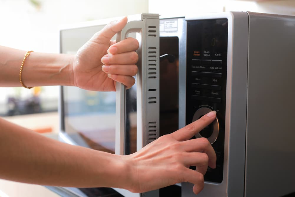 Productos que no deberías meter al microondas (las sopas instantáneas están en la lista)