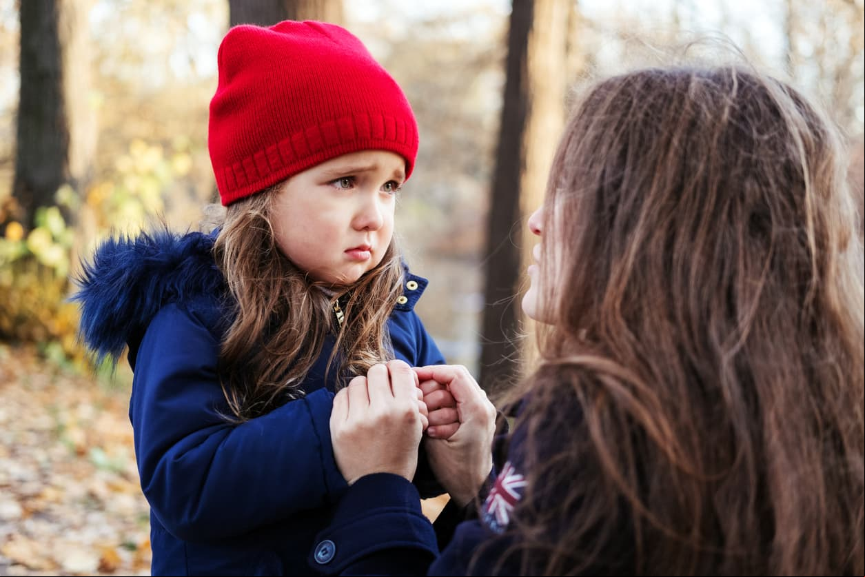 Sobreproteger a tu hijo no es lo mismo que cuidarlo: 3 consecuencias de resolver todo por él