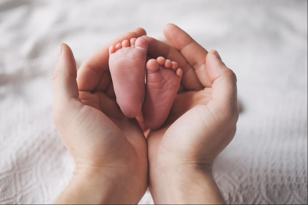 A mi bebé le huelen los pies ¿debo preocuparme o es normal?