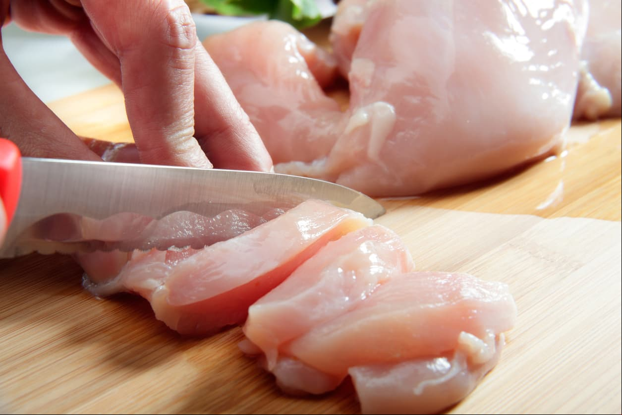 Deja de lavar el pollo antes de cocinarlo: puedes contaminar toda tu cocina 