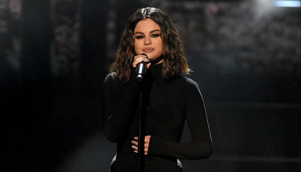 Selena Gomez reveló que sus relaciones han sido 'malditas': la dolorosa experiencia la hizo crecer