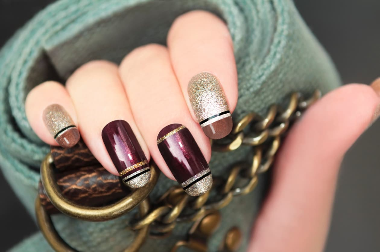Uñas metálicas para Navidad: tips para que no luzcan exageradas