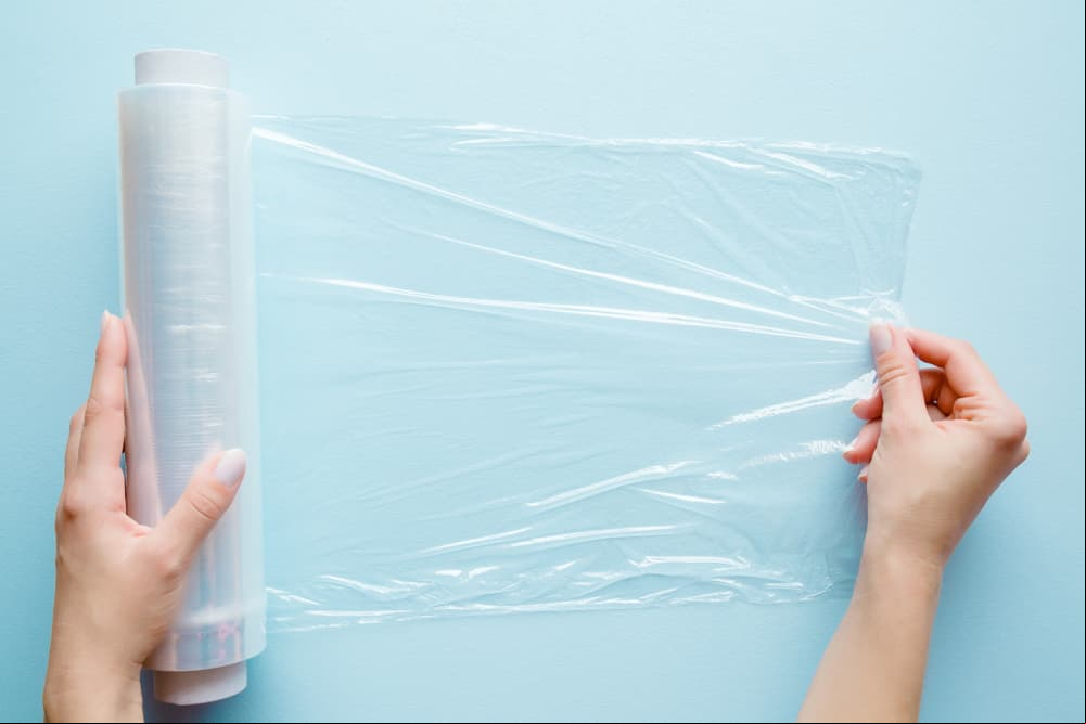 El papel film no sólo sirve para la comida: otros usos prácticos que harán tu vida más fácil